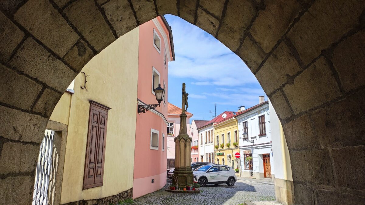 pod věží kostela Nanebevzetí Panny Marie