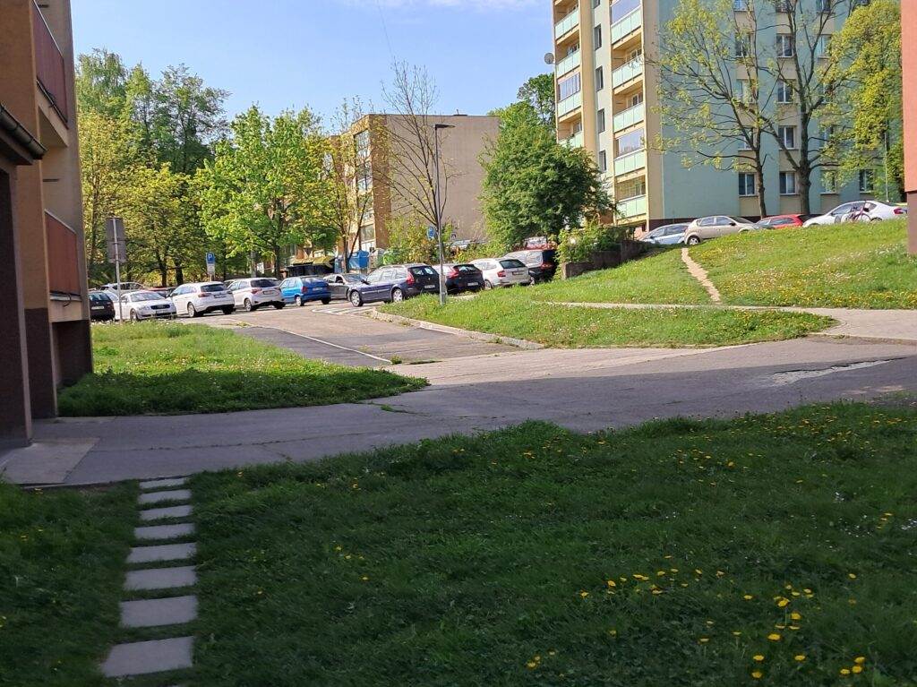 pohled na plochu mezi panelovými domy na sídlišti Nerudova