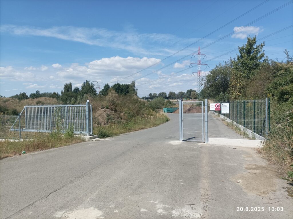 Vstup do kompostárny s novým oplocením