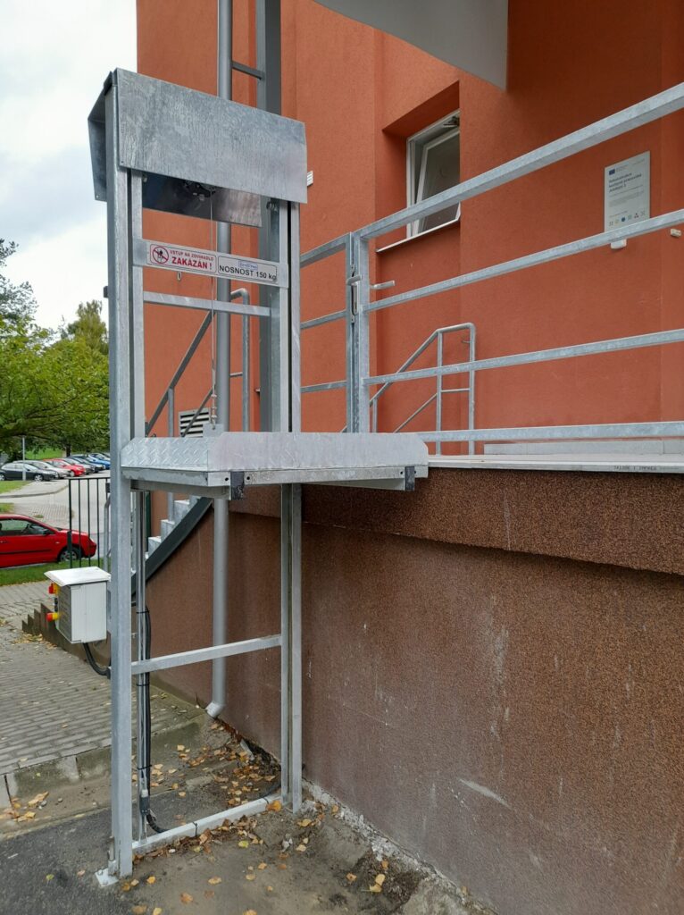 U vstupu do školní kuchyně ZŠ Jubilejní  je nová nákladová rampa