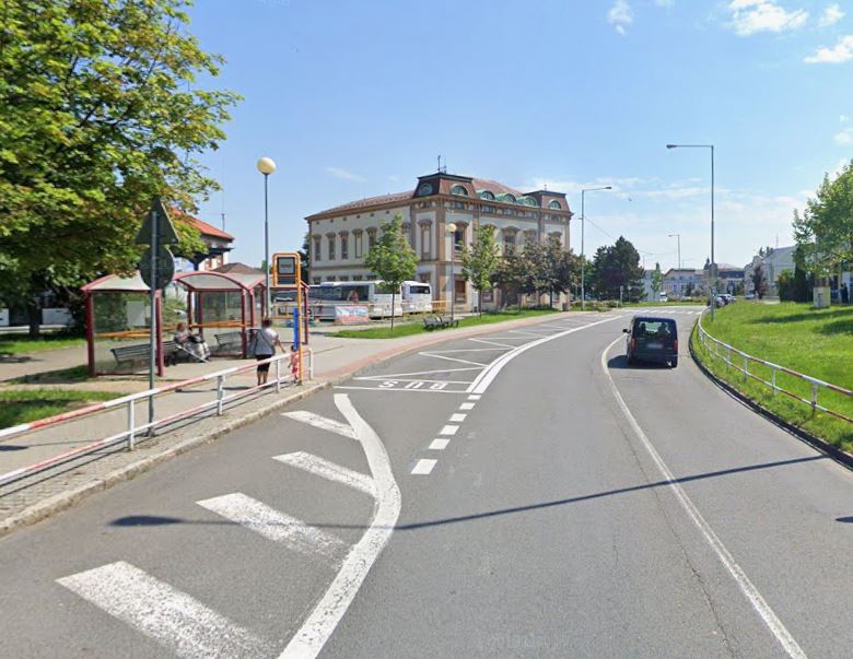 Autobusový záliv ve Štefánikově ulici