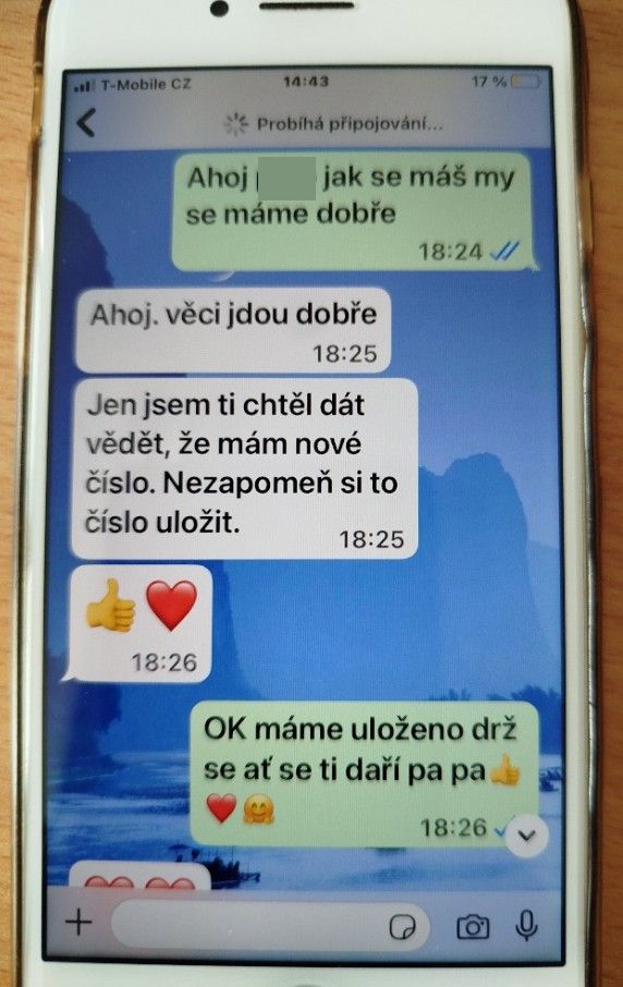 obrazovka telefonu s komunikací přes whatsapp