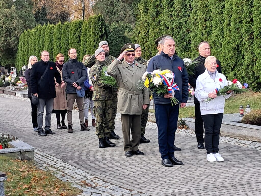 Pietní akt na hřbitově - Den válečných veteránů