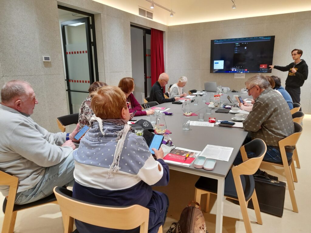 senioři se v kurzu učí pracovat s chytrým telefonem