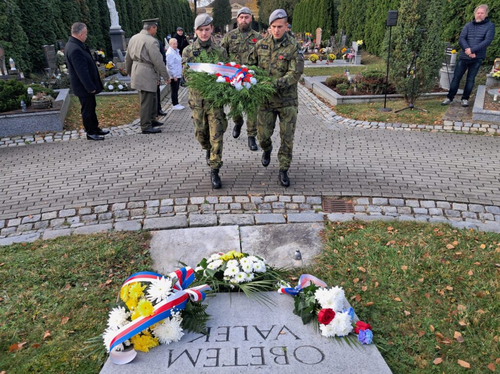 Pietní akt na hřbitově - Den válečných veteránů