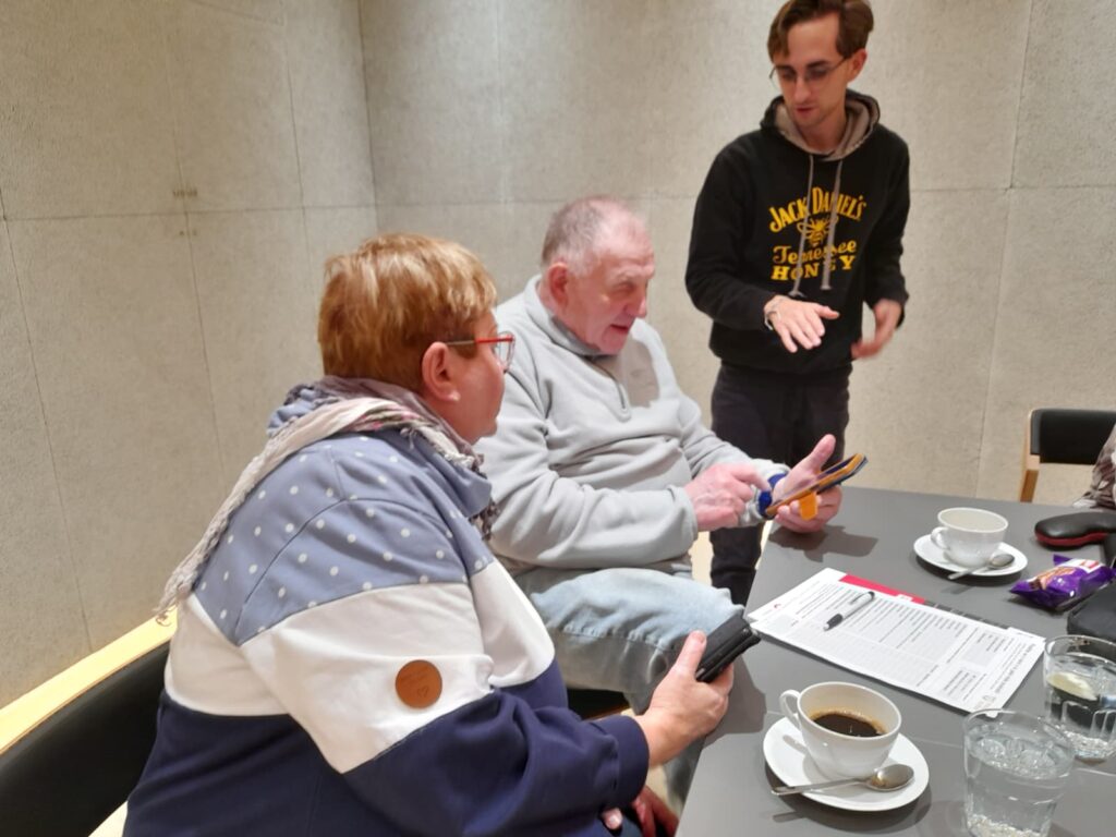 senioři se v kurzu učí pracovat s chytrým telefonem
