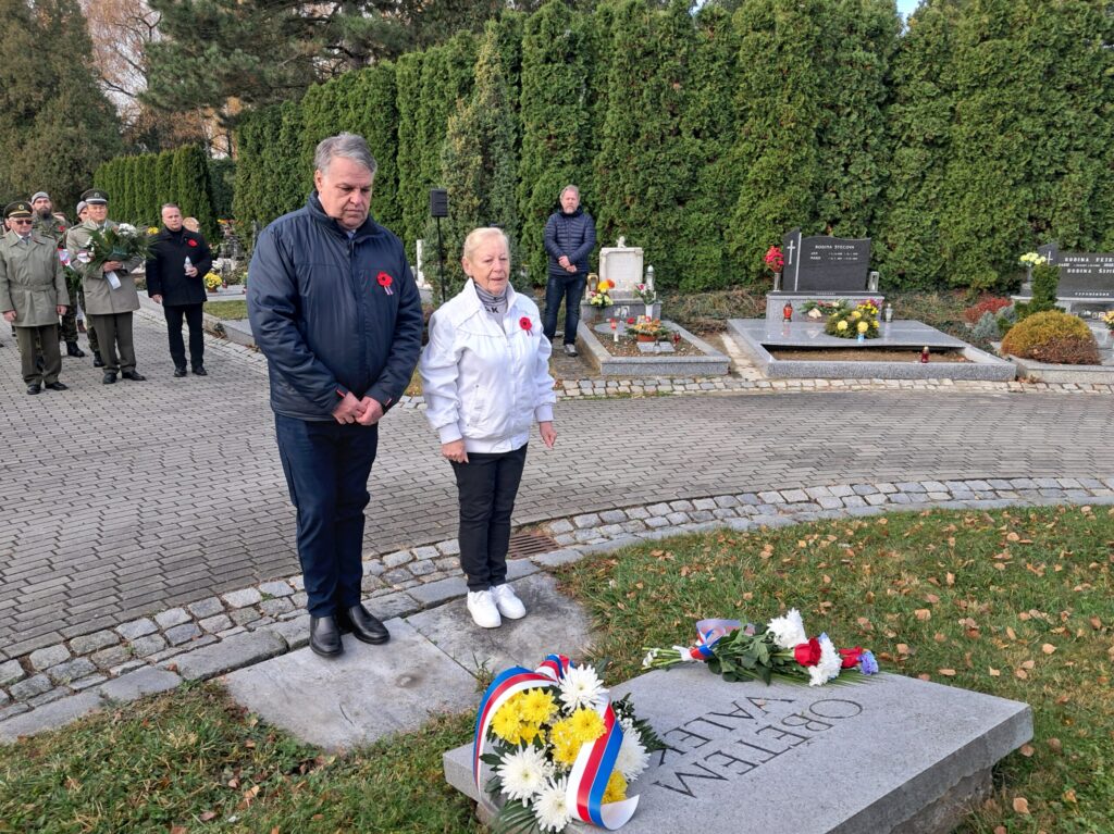 Pietní akt na hřbitově - Den válečných veteránů