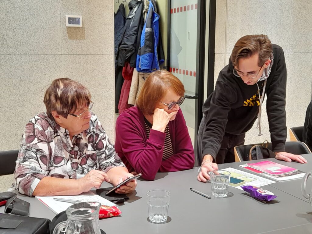senioři se v kurzu učí pracovat s chytrým telefonem