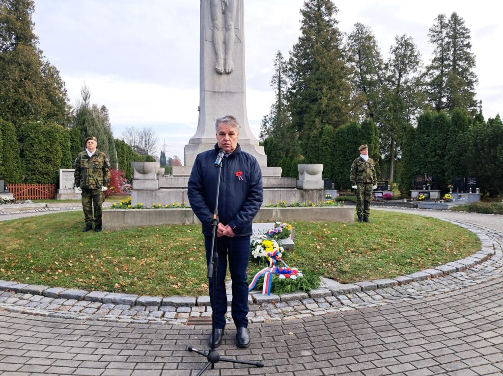 Pietní akt na hřbitově - Den válečných veteránů