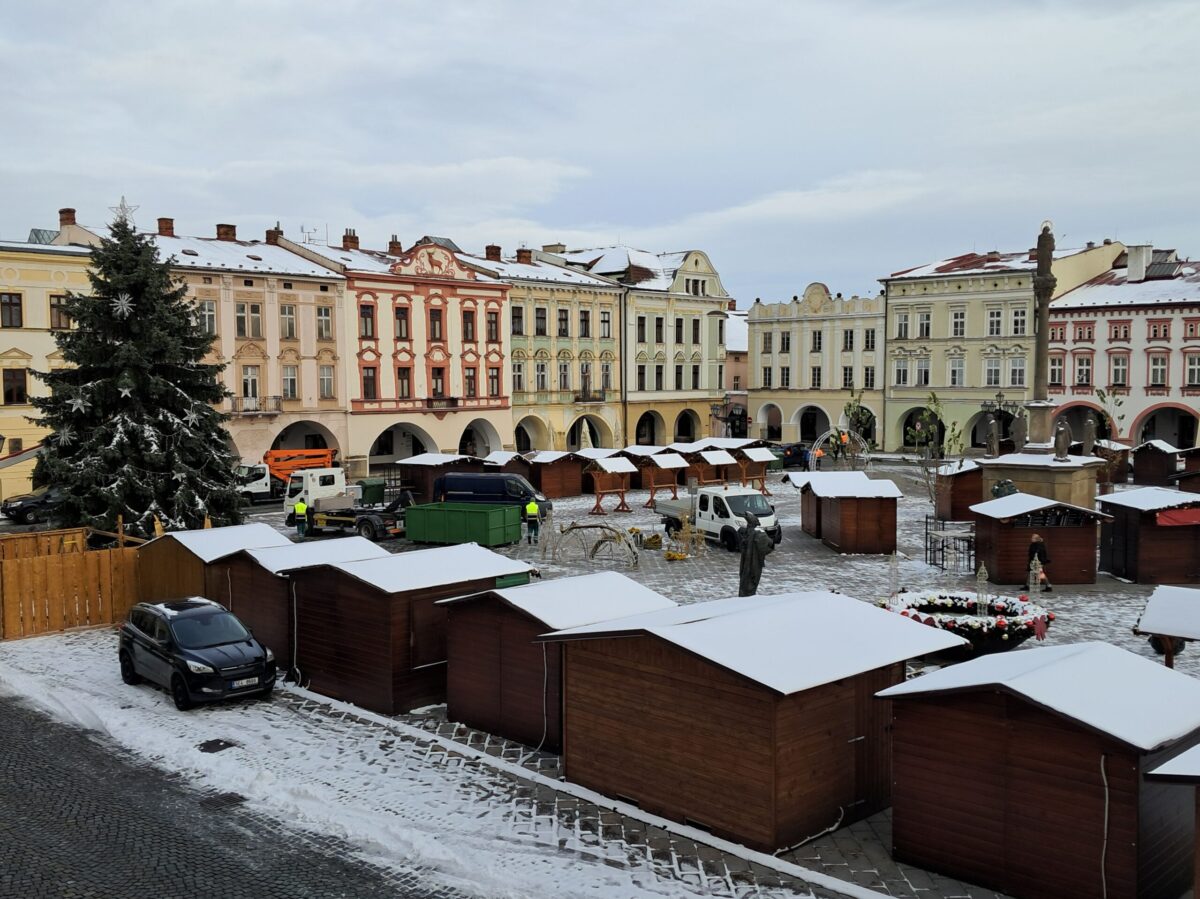 pracovníci TSM zdobí náměstí vánoční výzdobou