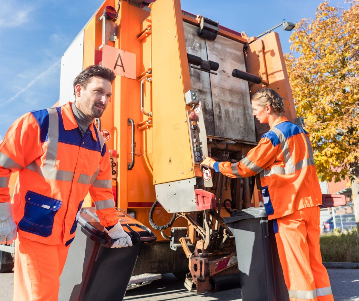 Dva popeláři u popelářského auta