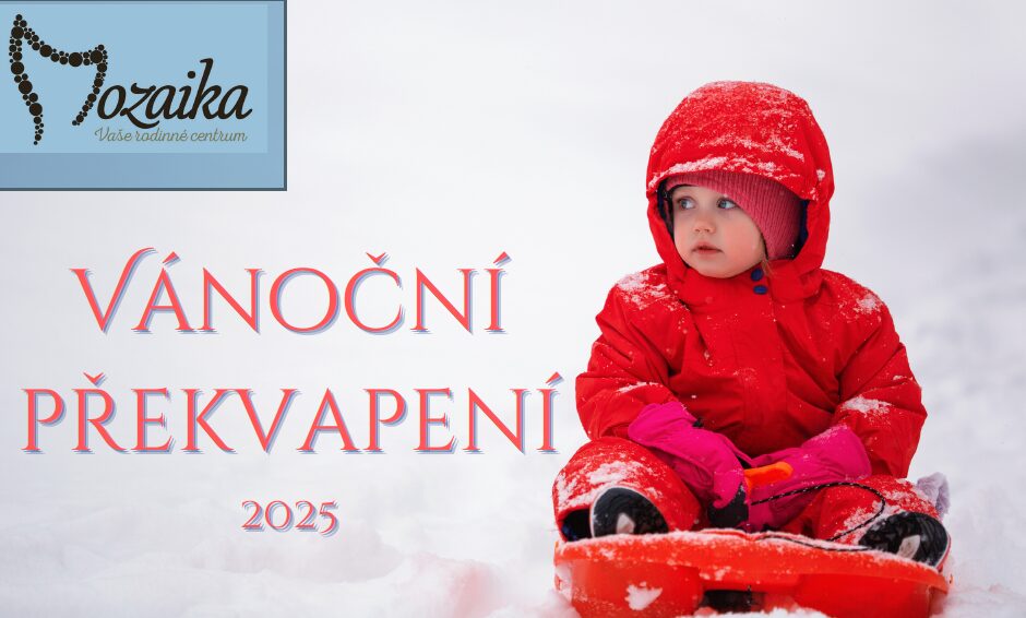 Dítě v červené kombinéze na bobech, vedle nápis Vánoční překvapení 2025