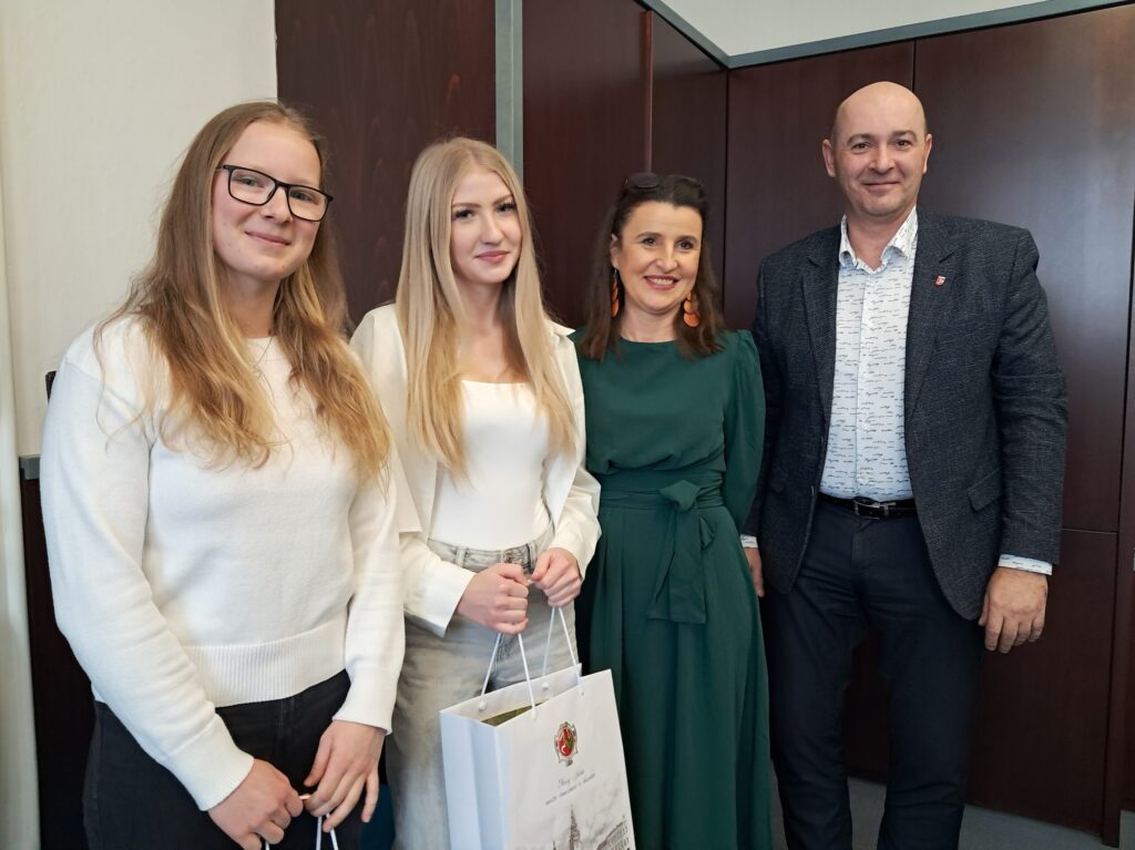 Studentky Mendelovy střední školy Beáta Lyčková a Elišky Scholasterová spolu s paní ředitelkou školy a starostou města