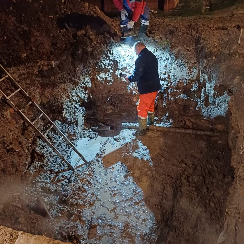 Havárie na rozvodu teplé vody v Loučce