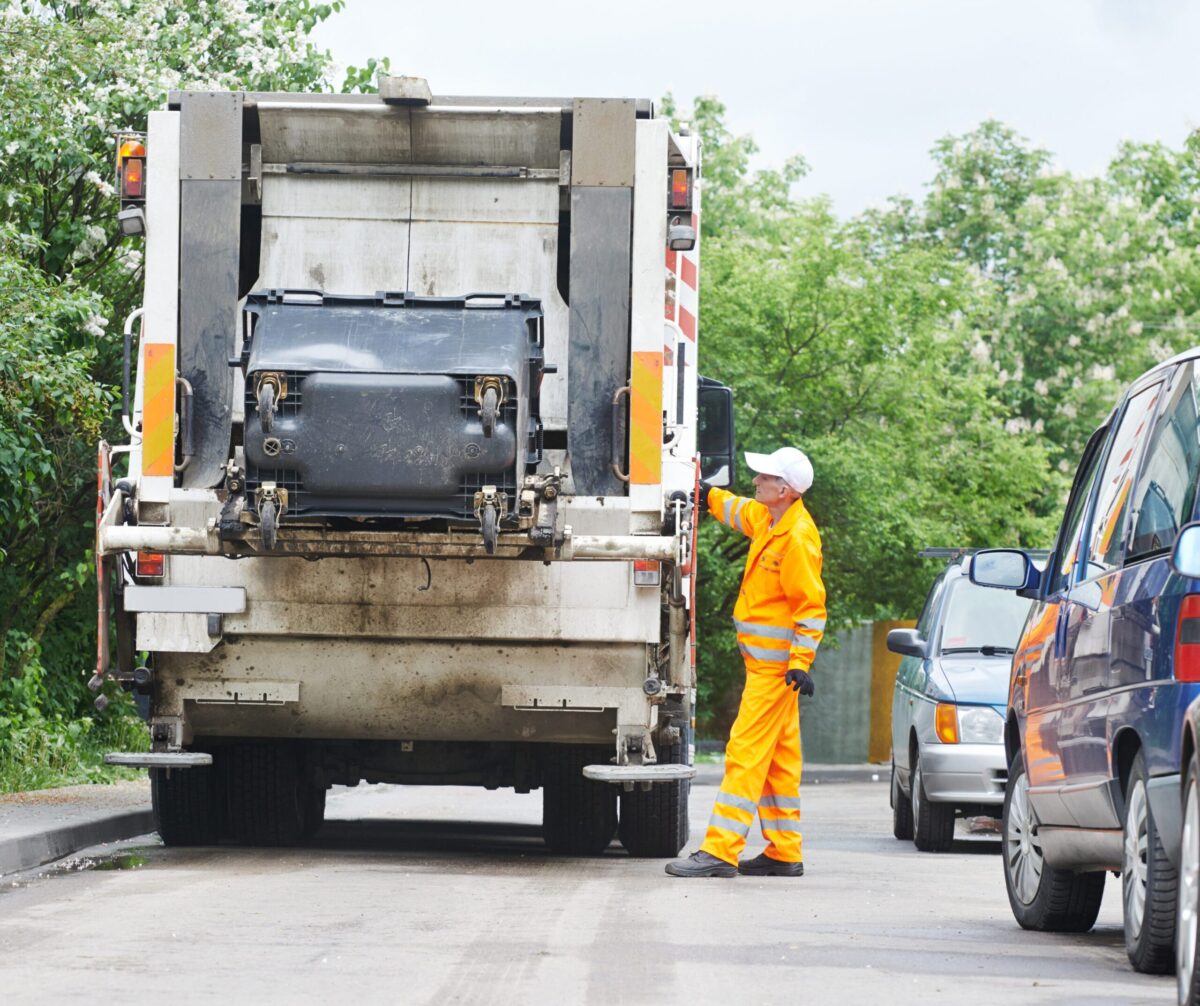 Popelář u popelářského vozu