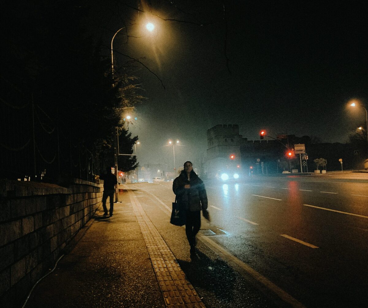 žena ve tmě na silnici