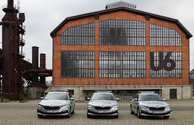 3 policejní vozy u budovy