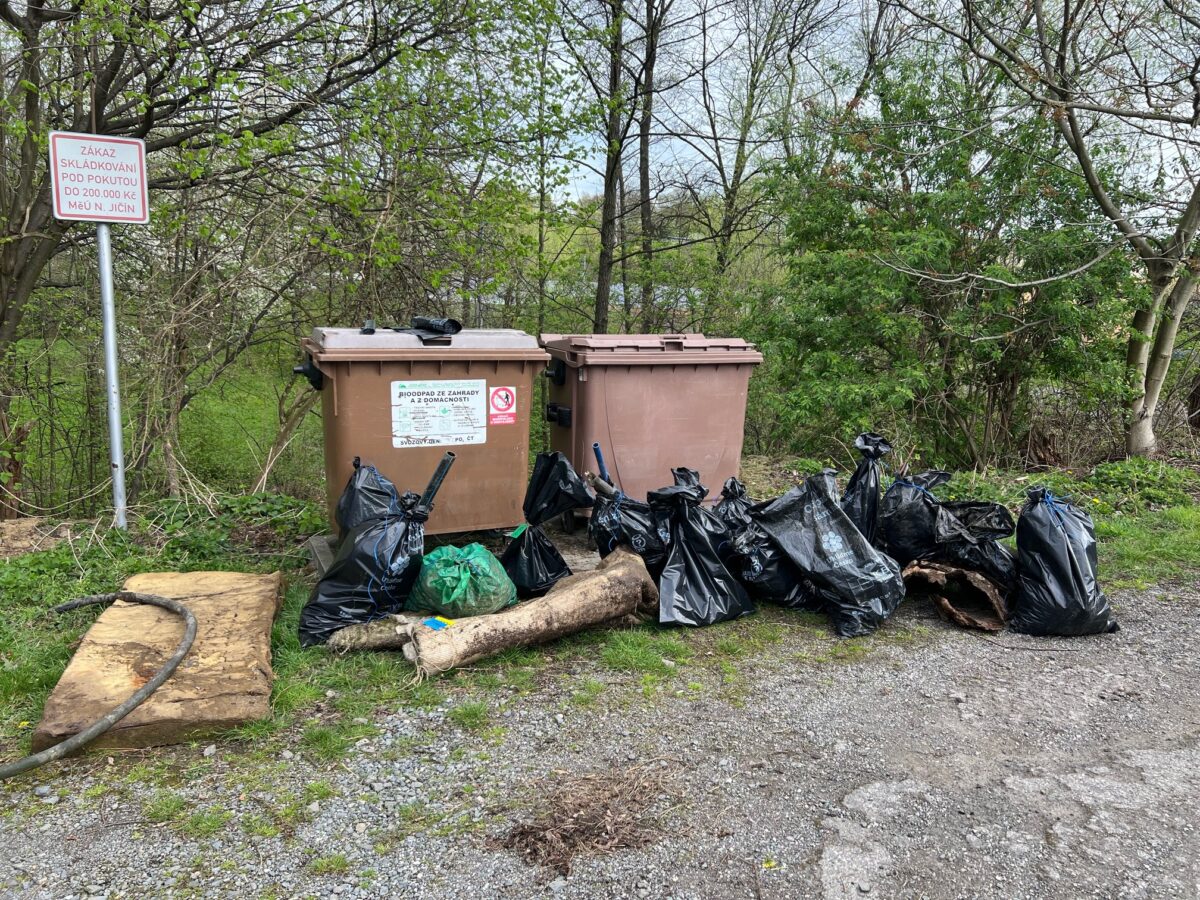 Dvě popelnice s pytli na odpad