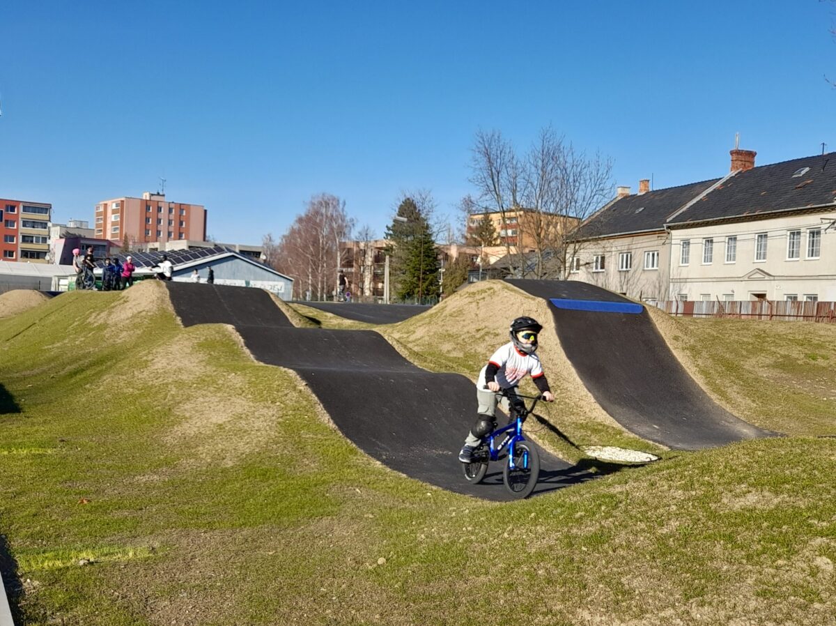 O nový pumptrack byl hned první den velký zájem