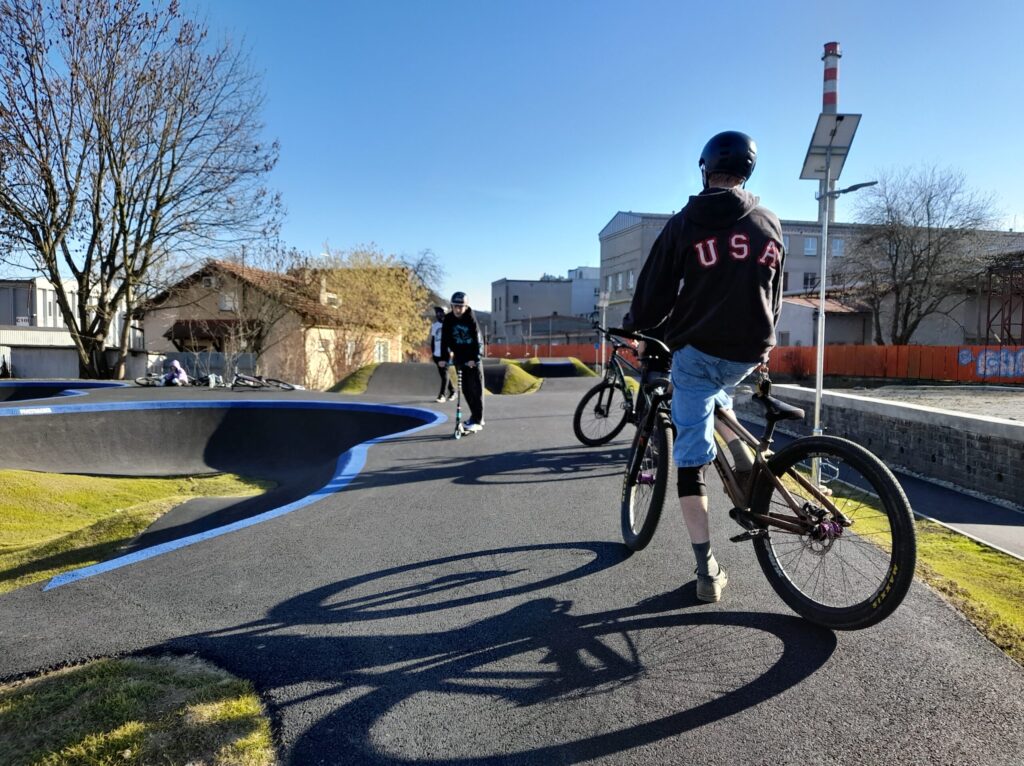 O nový pumptrack byl hned první den velký zájem