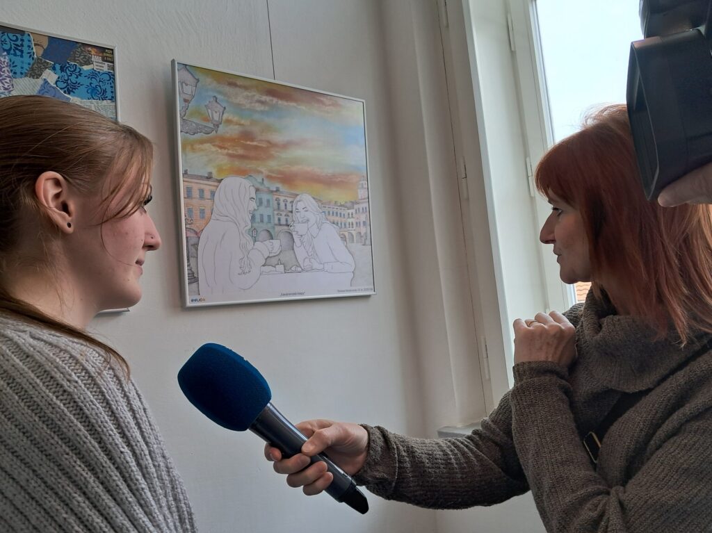 Studentka SOŠ Educa dává rozhovor TV
