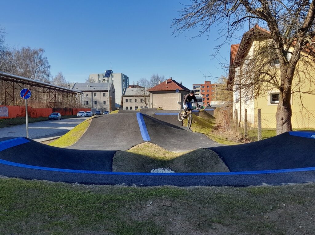 O nový pumptrack byl hned první den velký zájem