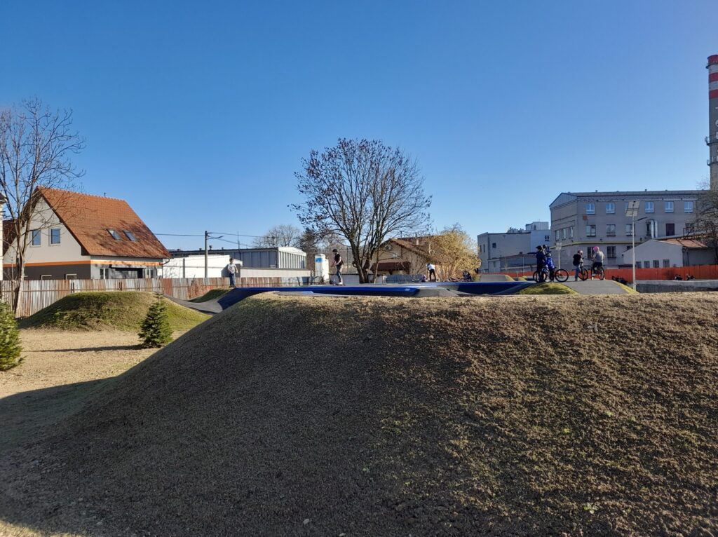 O nový pumptrack byl hned první den velký zájem