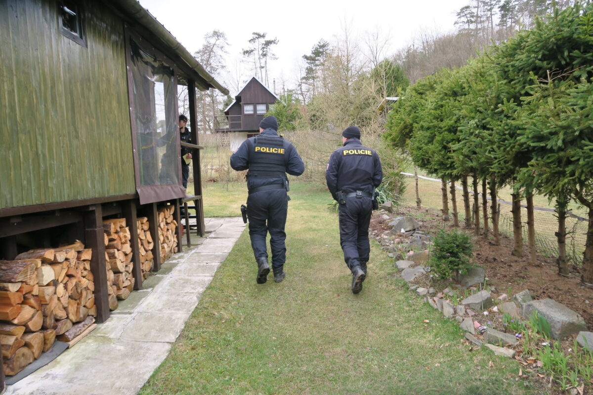 Dva policisté v chatové oblasti
