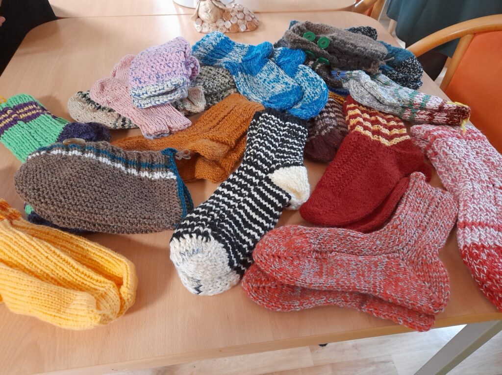 Ponožky uplatené žena mi z Klubu senioru Straník doputovaly do Domova Duha