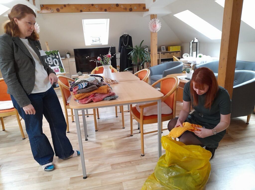 Pracovnice Domova Duha si převzaly ponožky pro klienty zařízení