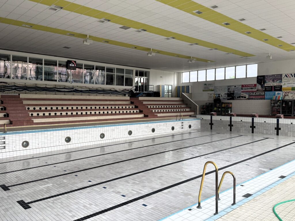 ilustrační foto - vypuštěná bazénová vana