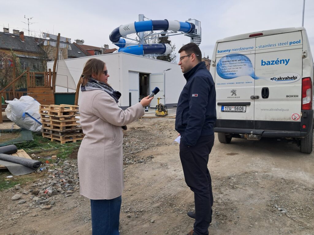 Místostarosta Václav Dobrozemský poskytuje rozhovor Českému rozhlasu Ostrava na téma rekonstrukce venkovního bazénu
