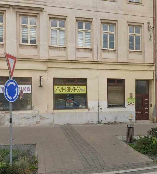 budova s výlohou zverimexu