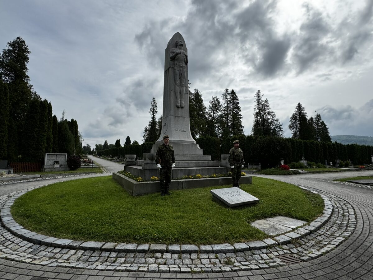 dva vojáci u památníku obětem válek na městském hřbitově
