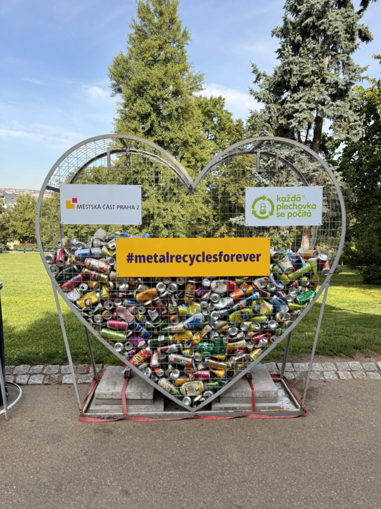 Nádoba ve tvaru srdce na sběr plechovek