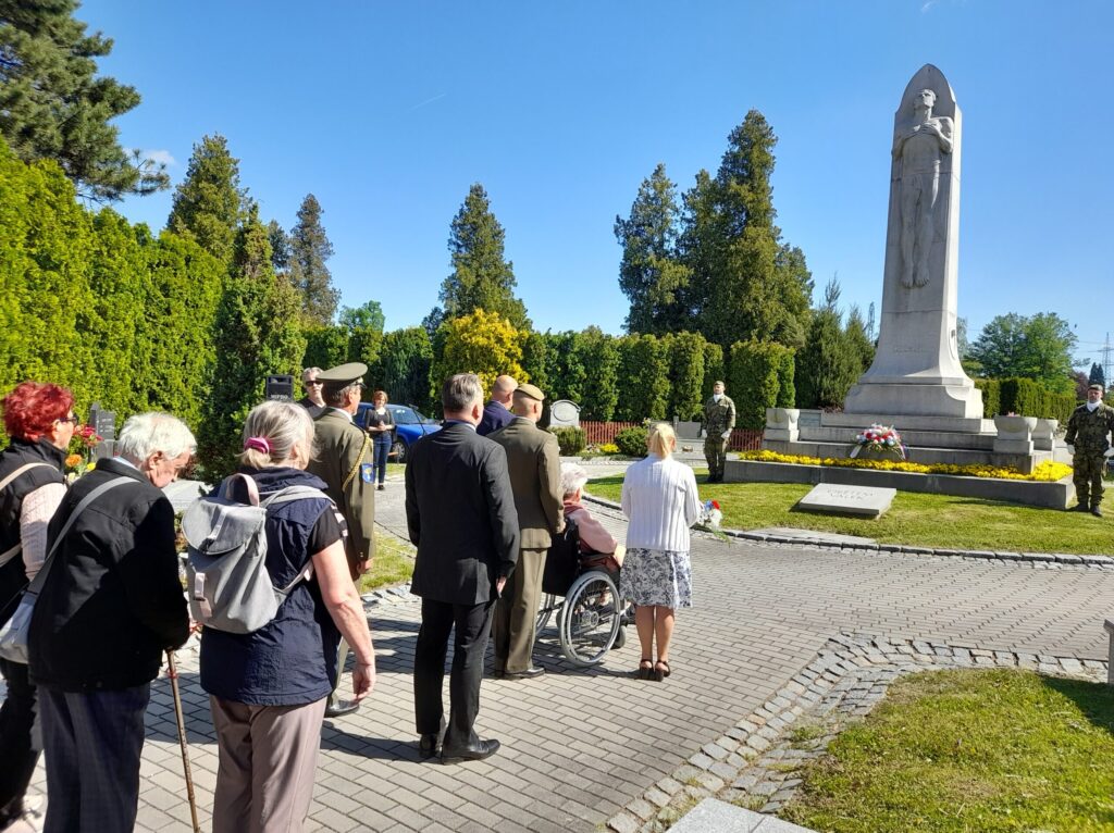 Pietní akt na hřbitově  - připomínka konce 2. světové války