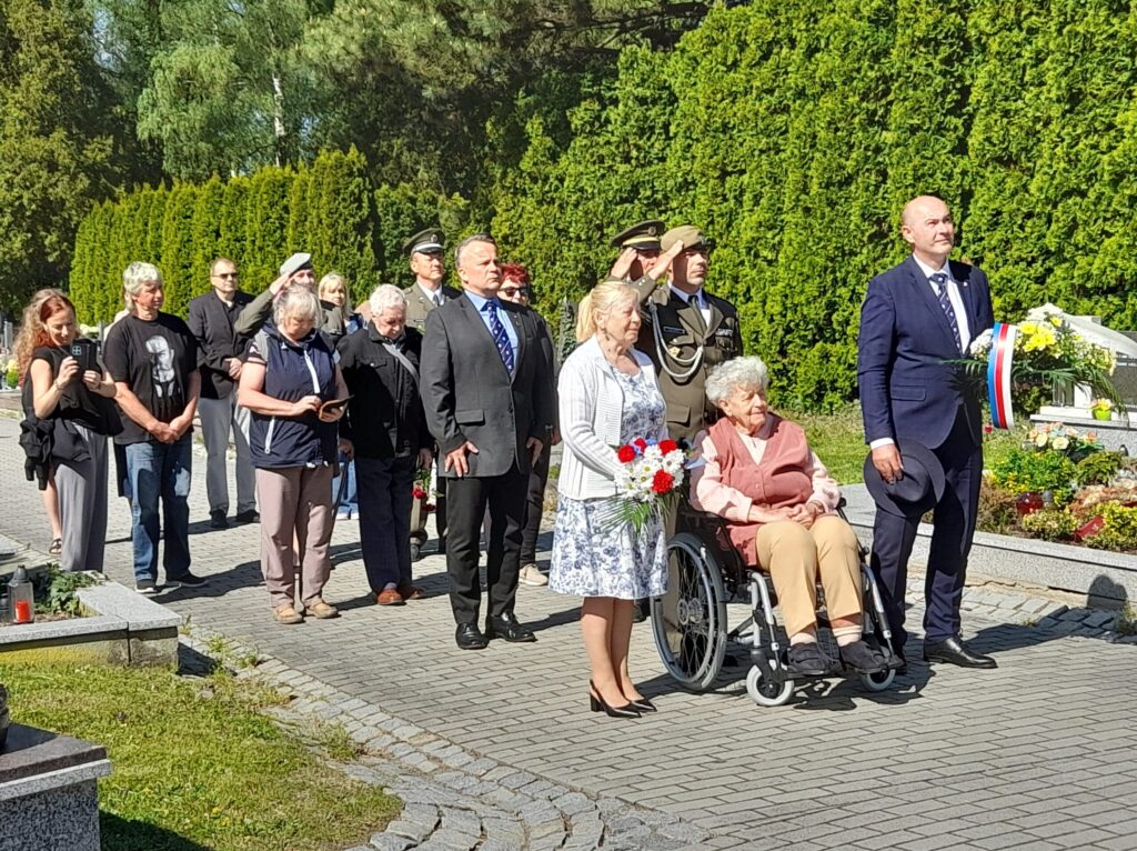 Pietní akt na hřbitově  - připomínka konce 2. světové války