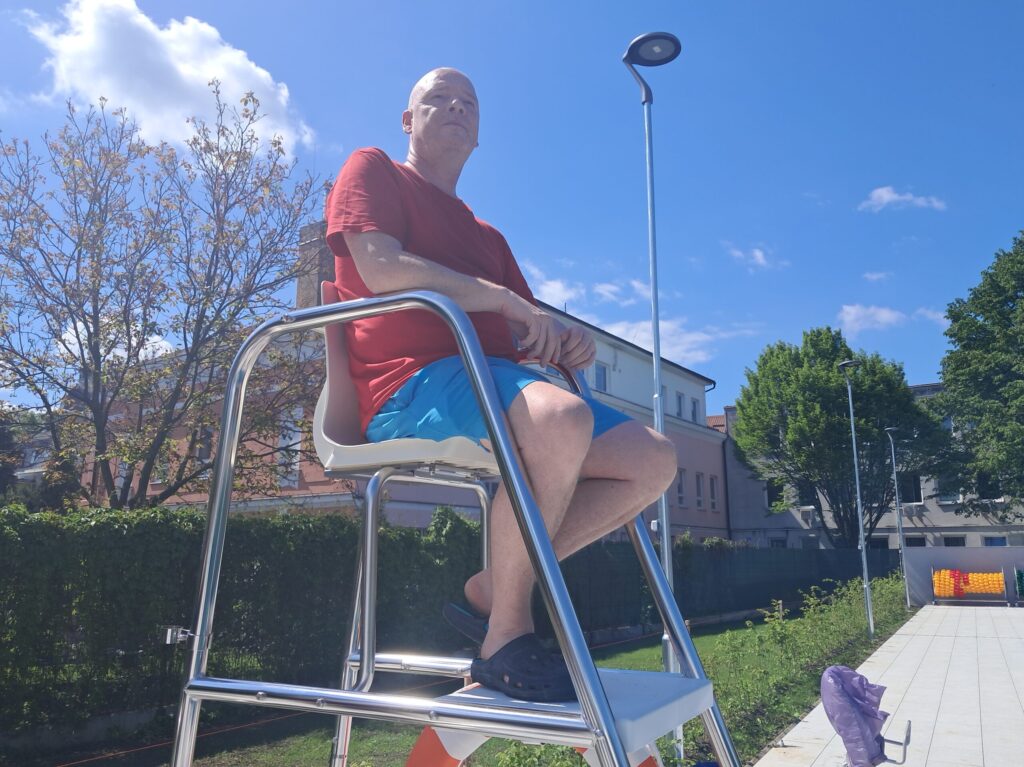 Dění v bazénu sleduje plavčík