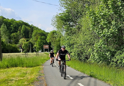 dva cyklisté jedoucí po cyklostezce v přírodě