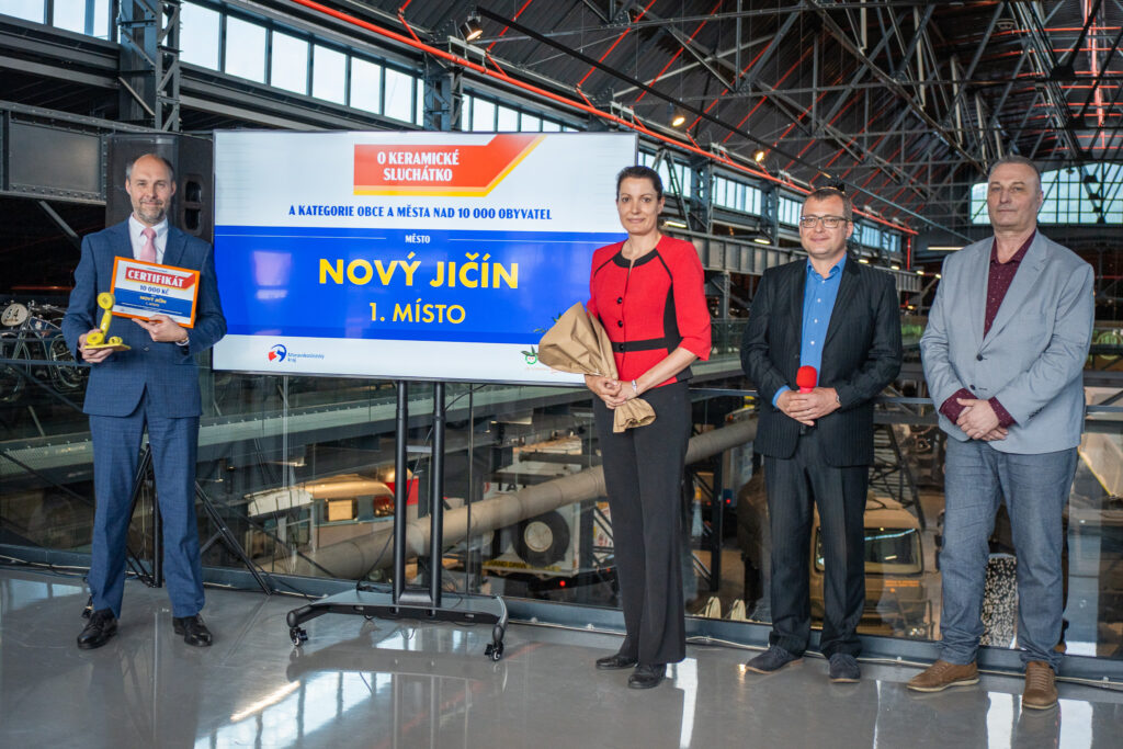 Zástupci města Nový Jičín přebírají cenu Keramické sluchátko
