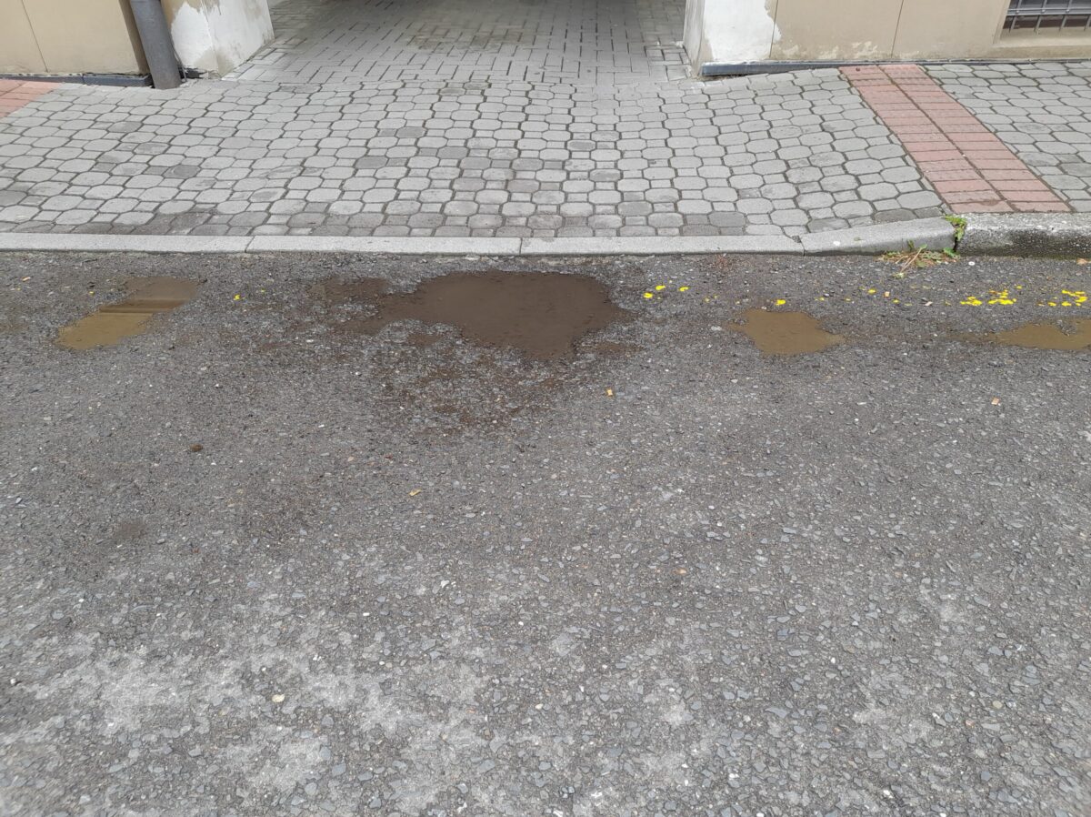 Výtluky na vozovce v Hoblíkově ulici, která se bude opravovat