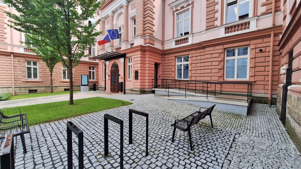 přední vchod do budovy Městského úřadu Nový Jičín - budova na Divadelní 1