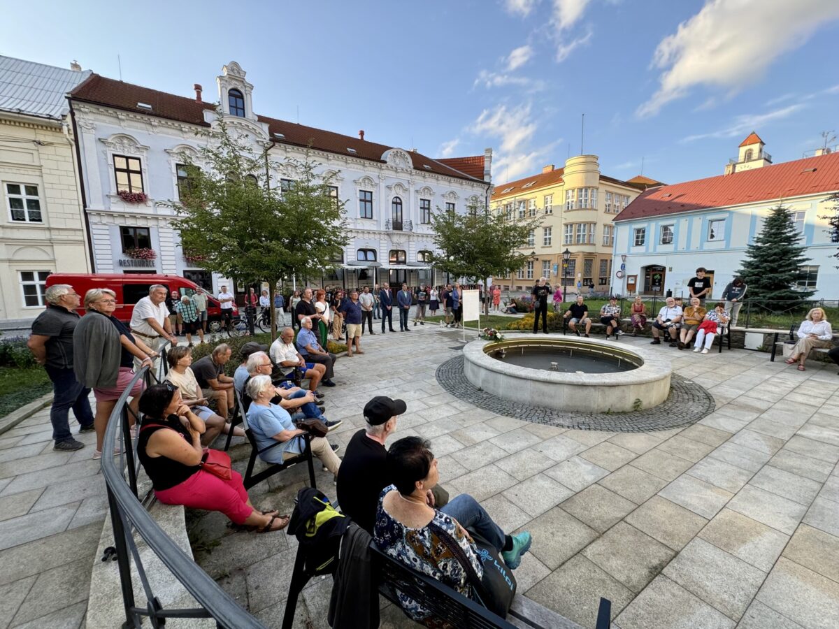 Lidé na nádvoří V. Havla