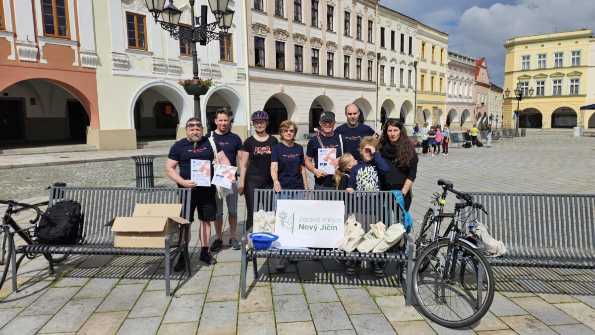 účastníci Do práce na kole pózují na náměstí