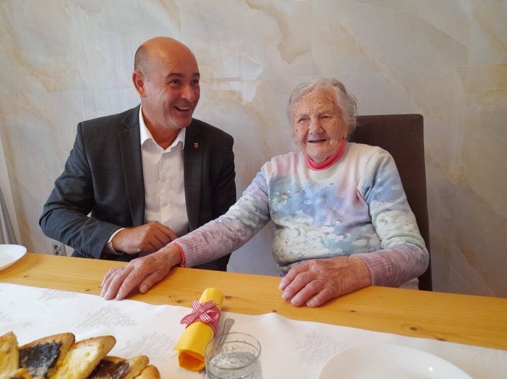 Starosta Stanislav Kopecký a jubilantka Marie Jakůbková