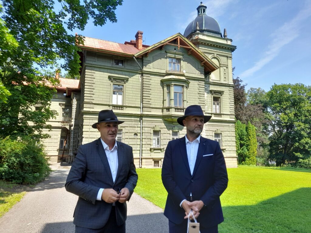 Starosta a hejtman před vilou Johanna Hückela