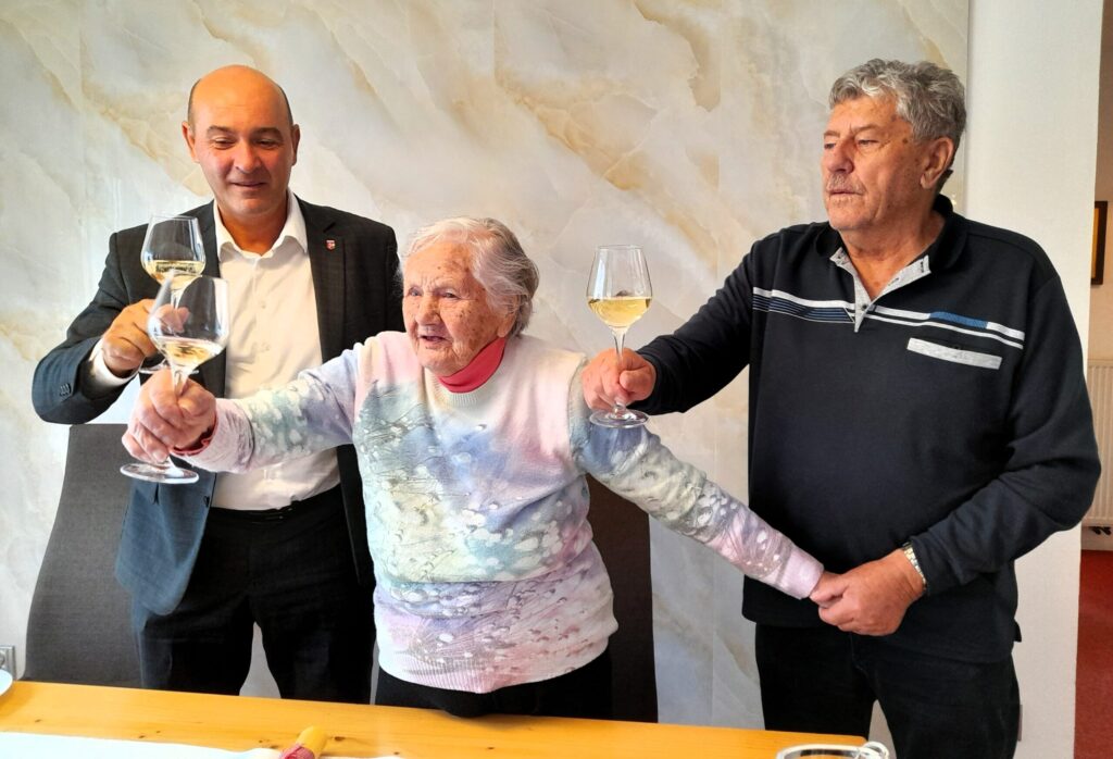 Starosta Stanislav Kopecký a jubilantka Marie Jakůbková se synem Josefem
