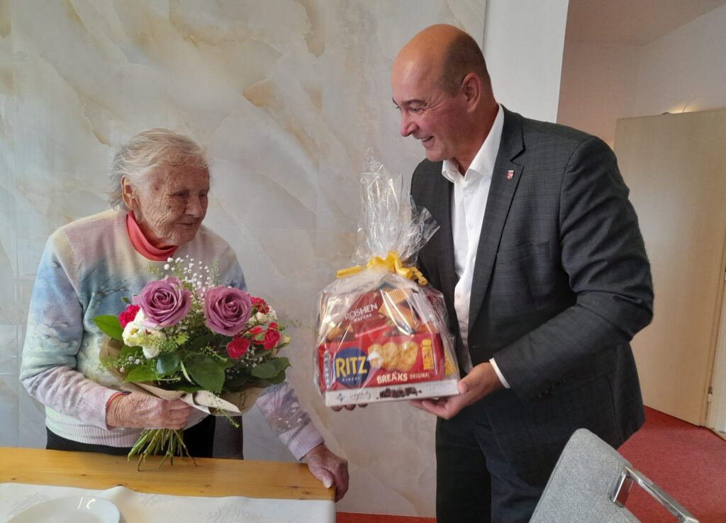 Starosta Stanislav Kopecký a jubilantka Marie Jakůbková