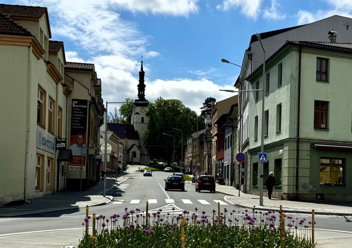 Ulice K Nemocnici od kruhového objezdu u Čedoku