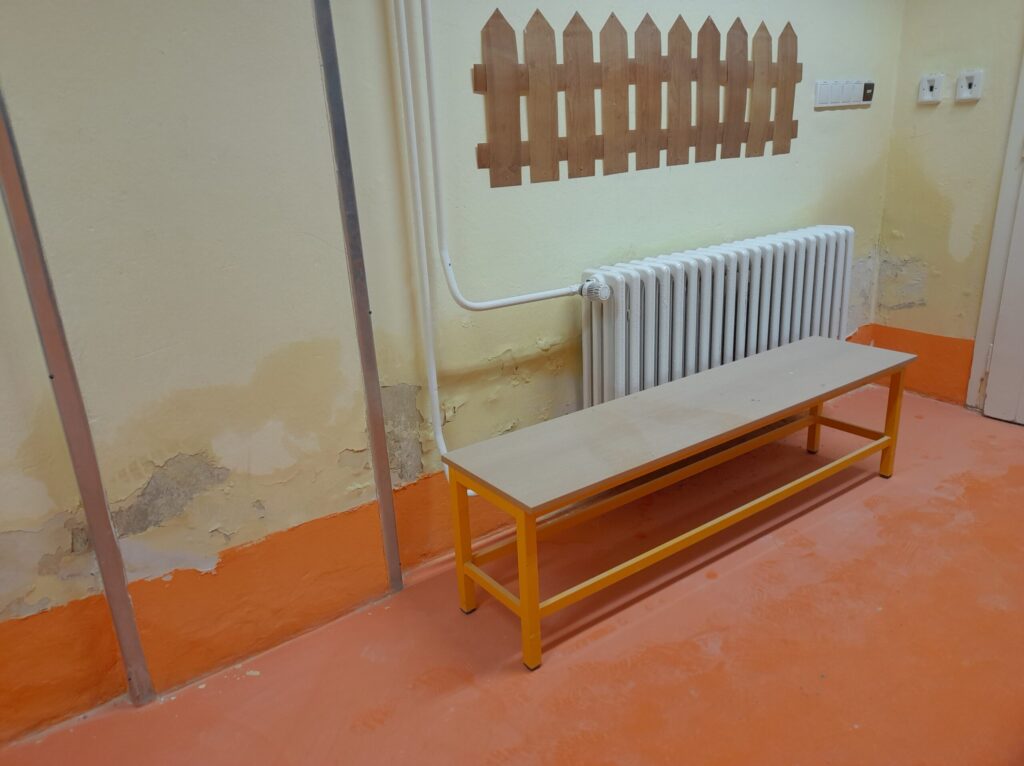 šatny v ZŠ Komenského 68 před rekonstrukcí